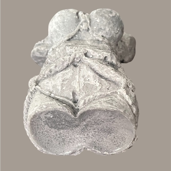 Gray “woman” candle 🕯️ FIRM PRICE, FIRST COME FIRST SERVE NO OFFERS🗣️ - Picture 6 of 8